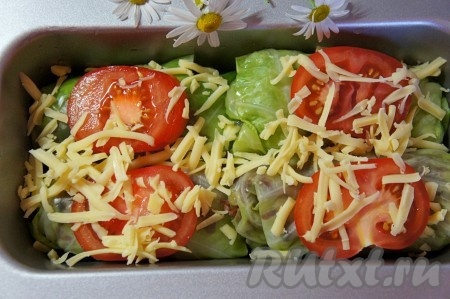 Духовку предварительно разогреть до 180 градусов. Овощные голубцы плотно уложить в жаропрочную форму. Добавить "кружки" помидора и тертый сыр. Запекать в течение 20 минут.
