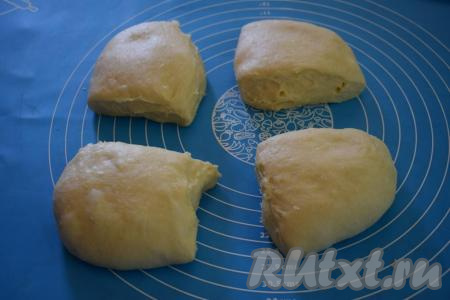 Выкладываем подошедшее тесто на разделочный коврик и разделяем на 4 равные части. Затем каждую часть делим на 7-8 кусочков.