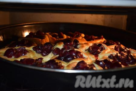 Даём пирогу немного постоять в тепле и подойти (минут 20-30). Далее подошедший пирог с черешней отправляем в разогретую духовку и выпекаем при температуре 180 градусов, примерно, 35-40 минут.