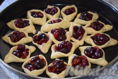 Формируем таким образом все заготовки. В пирог у меня ушло 18 пирожков и ещё получилось 12 штук, которые я просто запекла на противне. Смазываем форму диаметром 42 см растительным маслом (лучше застелить дно пергаментом, но у меня его не оказалось под рукой) и выкладываем наши заготовки в форме цветка, как на фото. Расстояние между пирожочками делайте не очень маленьким, чтобы дать возможность пирожкам подходить в духовке.