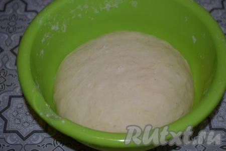 По консистенции готовое тесто получается мягким, лёгким и не липнущим к рукам. Накрываем миску с тестом пищевой плёнкой и оставляем на расстойку на 1 час в тёплом месте.
