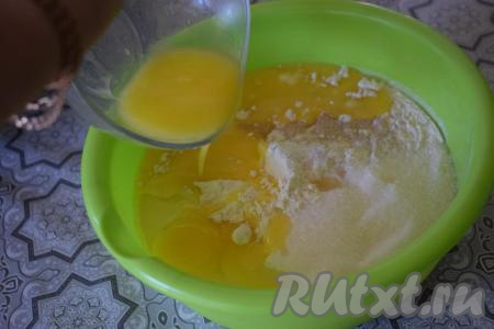 Сливочное масло растапливаем в микроволновке, немного охлаждаем его. В миску с мукой, солью, дрожжами и сахаром разбиваем яйцо и вливаем растопленное сливочное масло.