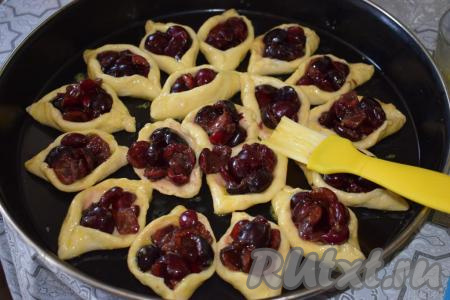 При помощи кулинарной кисти смазываем наш пирог яйцом, взбитым вилкой.