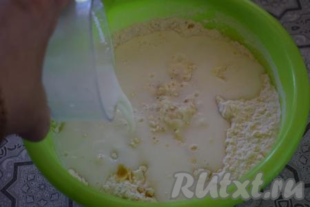 Выливаем кефирно-водяную смесь в миску с тестом.