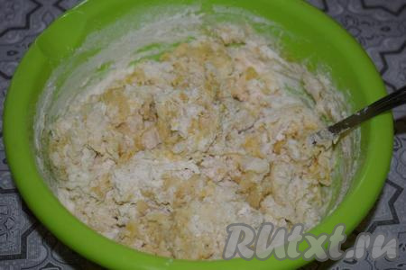 Начинаем замешивать тесто при помощи ложки до того момента, пока оно не начнёт сворачиваться в ком. Далее добавляем растительное масло и вымешиваем тесто до однородности, примерно, 10 минут.