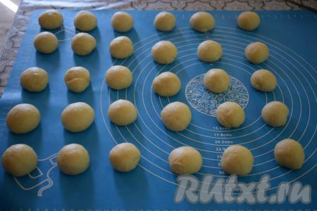 Округляем комочки теста, катая их ладонью о стол.