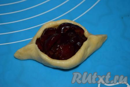 Далее защипываем тесто с двух сторон, формируя открытый пирожок. Начинка из черешни такая яркая и аппетитная, что не хочется прятать её в тесте.