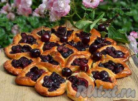 Готовый пирог достаём из духовки, вынимаем из формы и охлаждаем. Чудесный летний пирог с черешней готов.