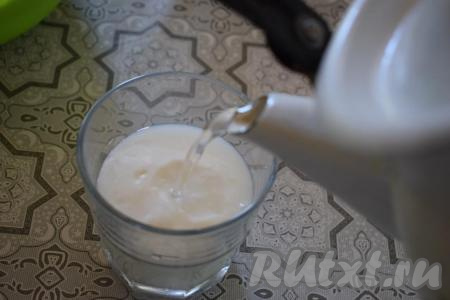 В стакан наливаем кефир и разводим его тёплой кипячёной водой.