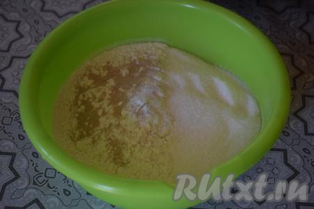 Для приготовления теста в миску всыпаем просеянную муку, добавляем дрожжи, соль и сахар.