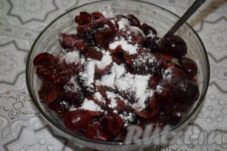 К черешне, очищенной от косточек, добавляем крахмал и сахар по вкусу и убираем миску с начинкой в холодильник до того момента, пока она нам не понадобится. Перемешиваем начинку перед самым приготовлением пирога, чтобы она не дала много сока.