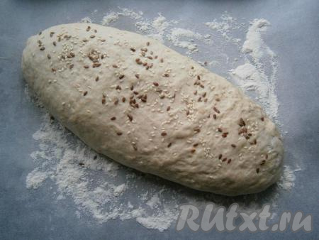 Сформировать из теста хлеб любой формы (я сделала овальный), выложить на противень, посыпанный мукой. Хлеб сверху можно посыпать немного семенами льна и кунжута.
