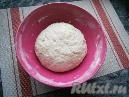 И далее, вливая оставшуюся тёплую воду, замешивать тесто вначале ложкой, а потом руками. Вымешивать тесто долго не нужно, оно должно просто стать плотным и не липнущим. Смазать тесто 1 столовой ложкой&nbsp;растительного масла, вмешать его.