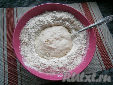 Влить в углубление несколько столовых ложек тёплой воды (температура воды должна быть, примерно, градусов 40) и размять дрожжи, немного перемешать с мукой. Прикрыть миску плёнкой и оставить в тёплом месте на 5-10 минут. Должна образоваться своеобразная "шапочка" с пузырьками - это значит, что дрожжи ожили (как на фото).