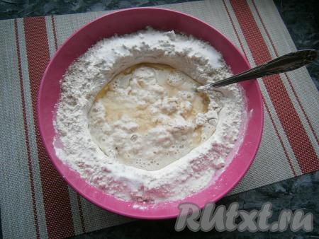 Влить в дрожжевую смесь&nbsp;1 столовую ложку растительного масла.