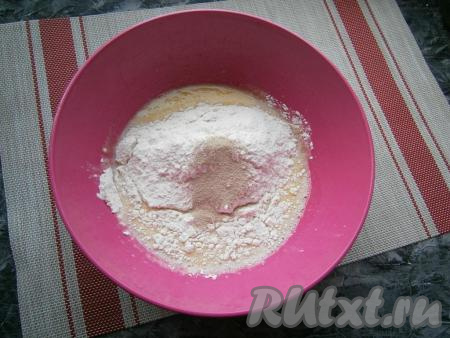 Снова хорошенько перемешать венчиком, всыпать частями муку и сухие дрожжи.