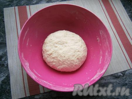 Замесить гладкое, плотное, не липнущее тесто, накрыть его пищевой плёнкой и оставить в тепле на 1 час.