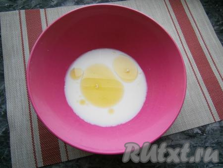 Тёплое молоко смешать с водой (температура получившейся смеси не должна превышать 40 градусов), влить оливковое масло.