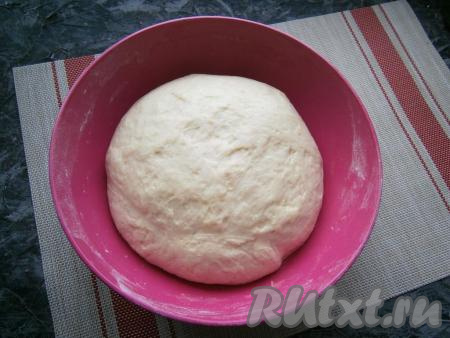 За это время тесто должно увеличиться, как минимум, вдвое.