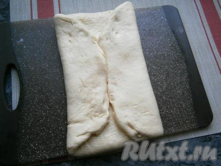 Сложить тесто конвертом, подогнув края вначале с двух сторон к центру.