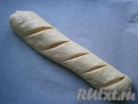 Снова&nbsp;раскатать тесто в прямоугольник, смазать его оставшимся размягчённым сливочным маслом и скатать в рулет. Переложить рулет&nbsp;на противень, застеленный пергаментом, сверху сделать 4-5 достаточно глубоких надрезов.