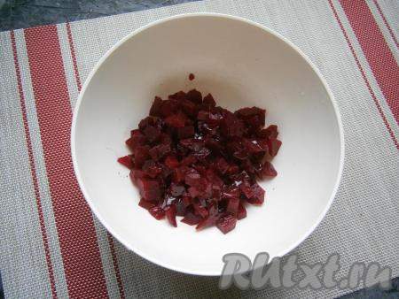 Свеклу, морковку и картофель предварительно отварить в кожуре до готовности. Морковка и картошка варятся 20-25 минут, на варку крупной свеклы понадобится около 50-60 минут (готовые варёные овощи должны с лёгкостью прокалываться ножом). Варёные овощи остудить и очистить. Свеклу нарезать небольшими кубиками, полить 1 столовой ложкой растительного масла, перемешать (свекла, благодаря смешиванию с маслом, не будет в дальнейшем сильно окрашивать остальные составляющие винегрета).