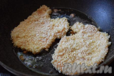 В сковороде разогреваем растительное масло. Масло сразу всё не выливаем, добавляйте масла столько, сколько нужно для жарки одной&nbsp;партии отбивных, так как после жарки каждой партии нам придётся&nbsp;мыть сковороду (частички сухарей осядут на дно сковороды и, чтобы они не горели, мы помоем сковороду). Выкладываем в разогретое масло куриные отбивные в панировочных сухарях в один слой.