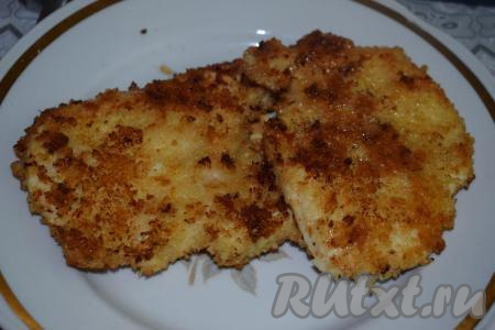 Как только корочка станет румяной и поджаристой, снимаем наши куриные отбивные с огня и выкладываем на тарелку.