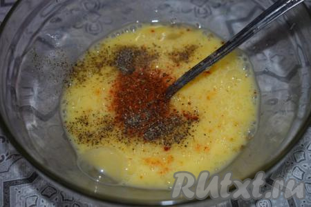 Добавим к яйцам молотый чёрный перец, соль, специи и размешаем вилкой получившийся яичный кляр до однородности.&nbsp;В отдельную плоскую тарелку насыпаем сухари (я использую белые сухари крупного помола, но для данного блюда можно взять любые панировочные сухари).