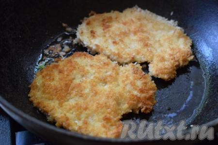 Жарим отбивные на среднем огне по 8-9 минут с каждой стороны, аккуратно переворачивая каждую отбивную пару раз во время жарки.