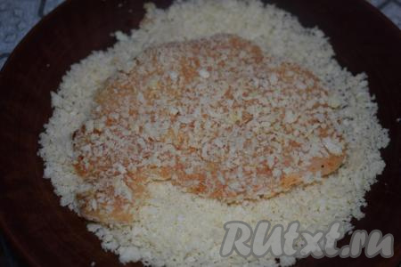 Таким образом подготавливаем все отбивные, помещая их по очереди в яичный кляр и обваливая в панировочных сухарях.