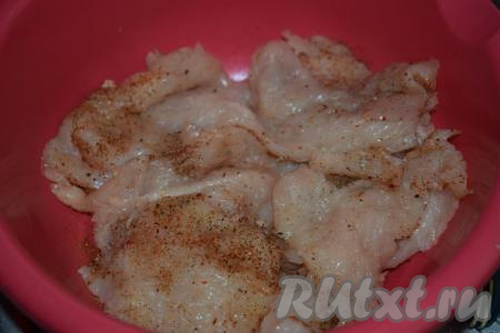 Складываем куриные отбивные в миску, добавляем к ним соль (я использую чесночную соль), молотый чёрный перец и любимые специи (у меня "кавказская смесь"), перемешиваем кусочки мяса. Даём отбивным просолиться и пропитаться специями минут 10-15.