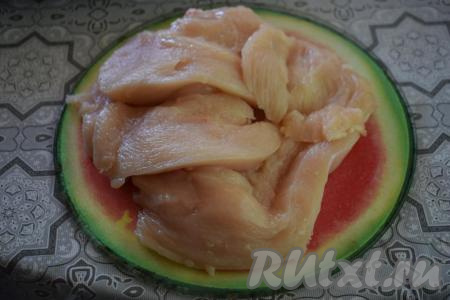 Снимаем шкуру и отделяем грудку от кости. Получившиеся филе нарезаем на пластины толщиной, примерно, 1 см.