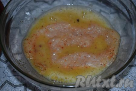 Пропитавшиеся солью и специями отбивные обмакиваем сначала в яичный кляр.