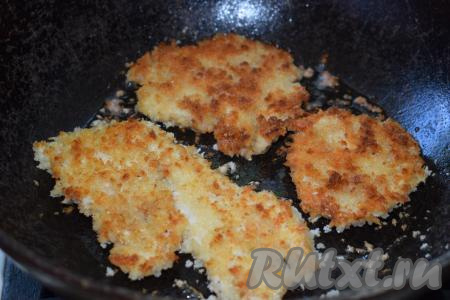 Далее моем сковороду от масла и кусочков панировки, осевших на дно, и приступаем к жарке следующей партии. За время приготовления всего мяса я помыла сковороду 3 раза (диаметр моей сковороды 28 см). Таким образом жарим все отбивные.