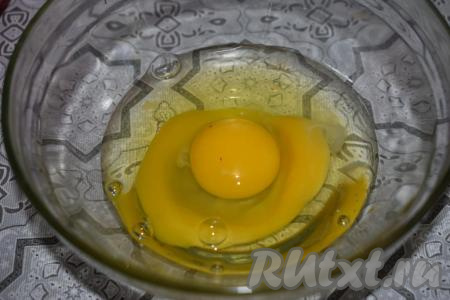 В это время подготовим всё необходимое для панировки отбивных. Яйца разобьём в миску.