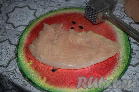 Отбиваем пласты куриного филе&nbsp;молоточком для отбивных.