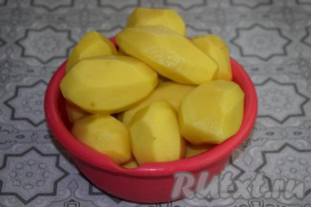 Ставим на плиту кастрюлю с 1,5 литрами воды и доводим воду до кипения. Пока ждём закипания воды, картофель очистим от кожуры и промоем под холодной водой.