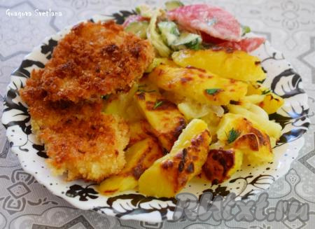 Так что если вы, как и мои дети, не любите лук, то можете его просто не класть, картофель, запечённый в молоке, всё равно будет вкусным и ароматным. Я подала такую картошечку в качестве гарнира к куриным отбивным, приготовленным в панировочных сухарях, - моей семье очень понравился такой обед.