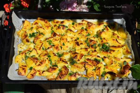 Наш картофель, запечённый в молоке в духовке готов, остаётся посыпать его ароматной, мелко рубленной зеленью и подать к столу. Дольки картошки получаются мягкими, нежными внутри и подпеченными снаружи. Скажу честно, мои дети выбирали лук из картофеля, он им мешал, а мы уплетали картошку с луком с удовольствием.