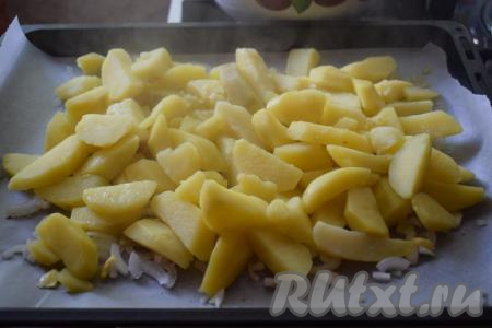 Выкладываем картофель на подготовленный противень.