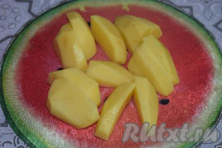 Нарежем картофель на крупные дольки (если картошка небольшая, то можно разрезать её на 4 части).