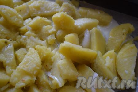 Заливаем содержимое противня молоком, стараясь покрыть весь картофель, но не выходя за пределы пергамента.