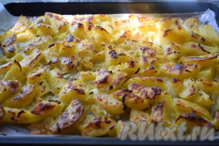 Когда картофель подрумянится и приобретёт красивую поджаристую корочку, наше блюдо будет готово, достаём его из духовки.