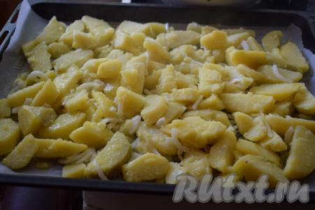 Добавляем к картофелю специи по вкусу, чёрный молотый перец, оставшееся сливочное масло и аккуратно перемешиваем.