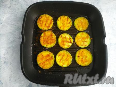 Раскалить сковороду с растительным маслом, обжарить кабачки до румяной корочки с двух сторон (по 1-2 минуте с каждой стороны) на среднем огне.