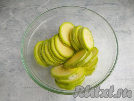 Кабачок промыть в проточной воде, удалить торцы с двух сторон. Нарезать овощ кружочками толщиной 3 миллиметра (молодой кабачок можно готовить вместе с кожурой). Выложить кабачки в миску, посолить, перемешать и оставить на один час для выделения сока.