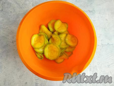 По прошествии часа отжать кабачки от излишков жидкости.