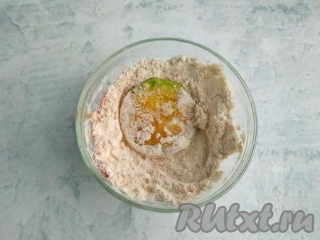 Каждый кружочек кабачка обвалять в панировке со всех сторон, смахнуть излишки панировочной смеси.