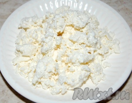 Приготовить рикотту (или свежий творог).